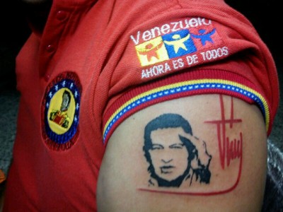 Un tatouage de la signature d'Hugo Chavez