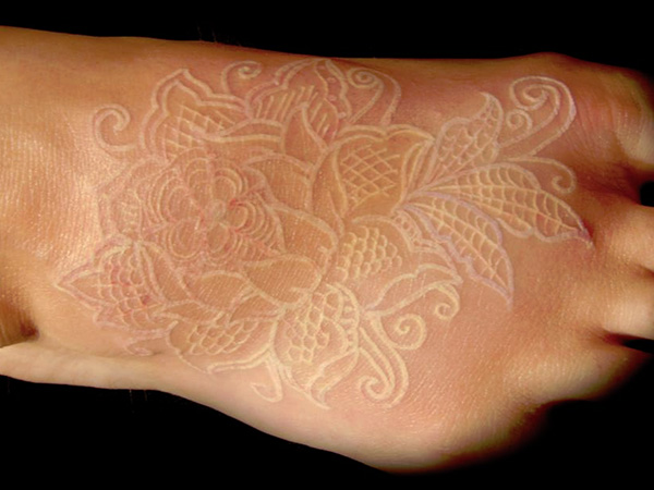encre_blanche_tattoo_pied