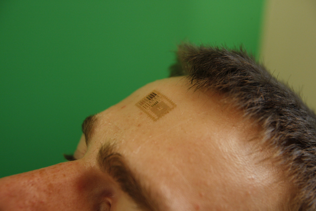 Un circuit électronique dissimulable sous un tatouage temporaire
