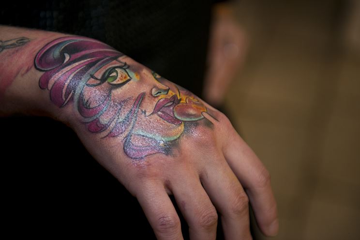 interdiction_encres_tatouage_couleur_tattoos_main