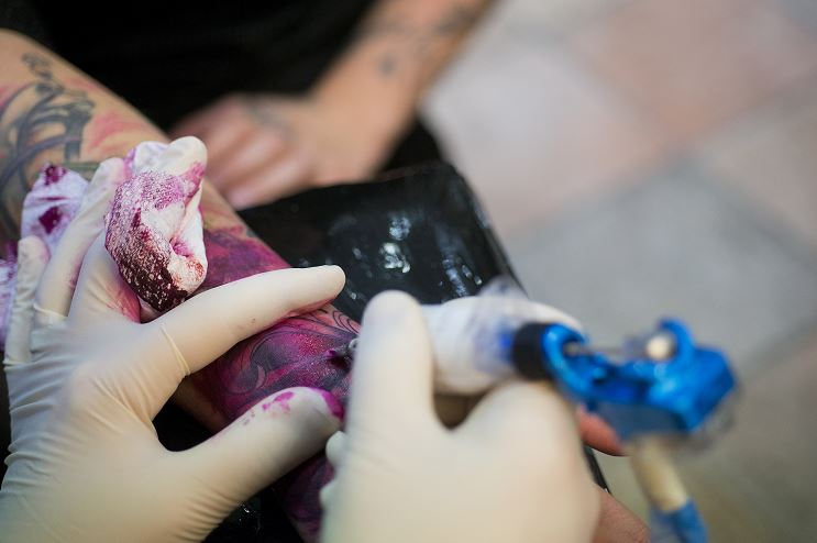 interdiction_encres_tatouage_couleur_tattoos_rose