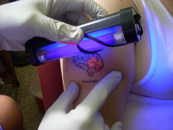 Les tattoos UV, des tatouages qui brillent dans le noir tatouages_uv_blacklight_tattoos