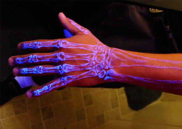 Fluogram : les tatouages fluorescents qui prennent vie avec la lumière noire