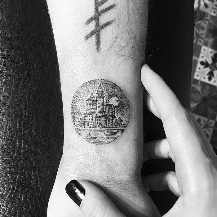Une tatoueuse spécialisée dans les tatouages en ronds et en cercles tattoos_cercle_tatouages_rond