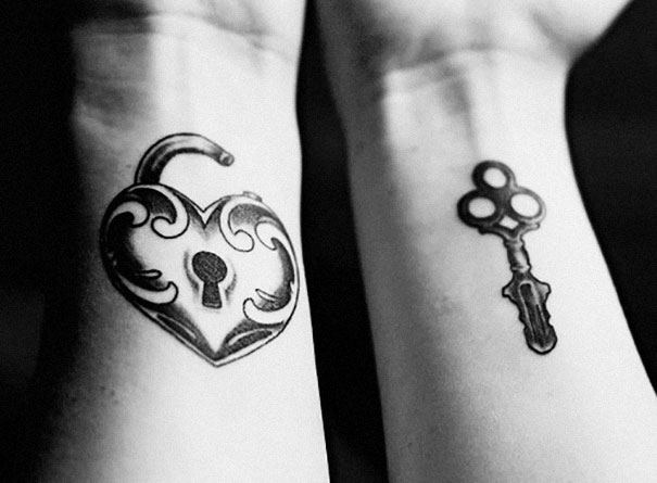 Des tattoos réalisés entre amoureux tattoos_couple
