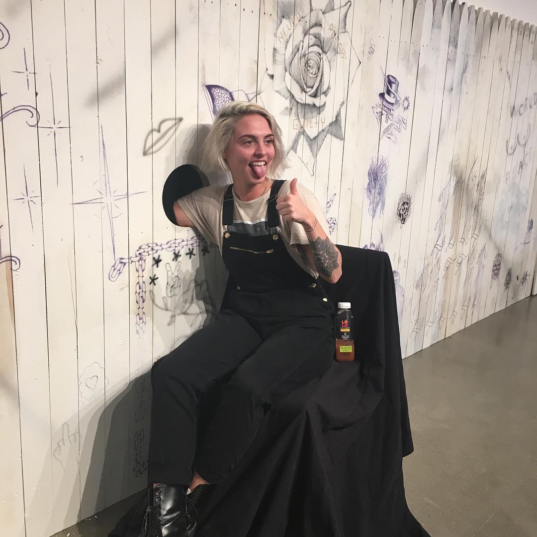 Des tatouages surprise encrés à travers un mur tattoos_tatouage_surprise_trou_mur