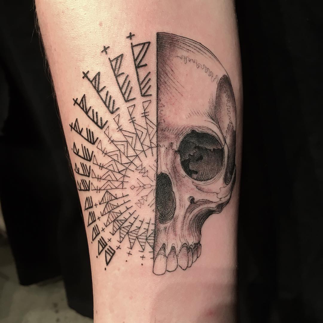 Des tatouages surprise encrés à travers un mur tattoos_tatouage_surprise_trou_mur