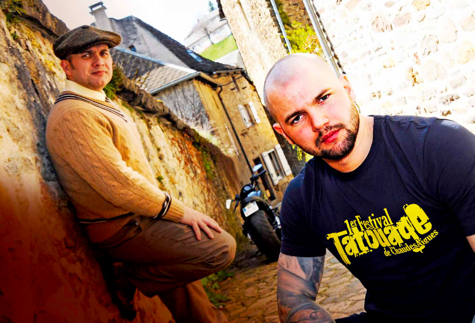 Stéphane Chaudesaigues et son fils Steven Chaudesaigues photographiés dans une ruelle de Chaudes-Aigues, dans le Cantal.