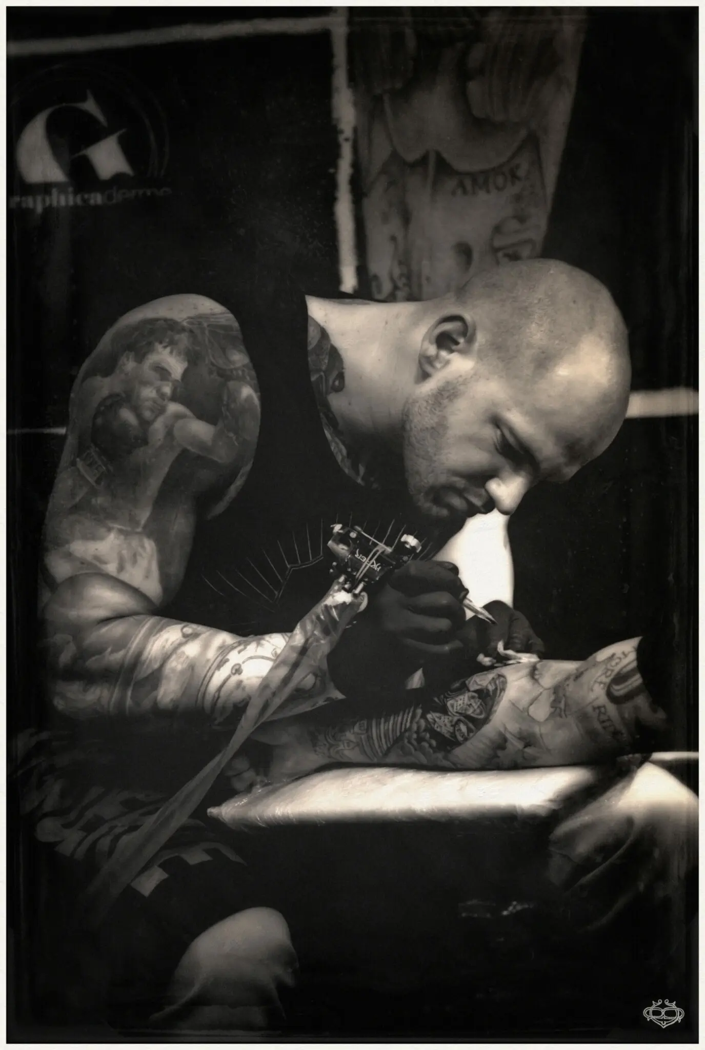 Steven Chaudesaigues, tatoueur professionnel, réalisant un tatouage au dermographe dans un atelier Graphicaderme.